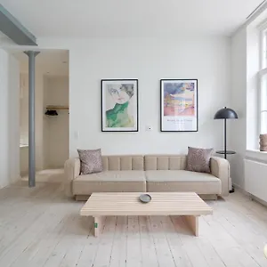 stylish-flat-heart-of-cph-strget-the-canals.copenhagenhotelselect.com/